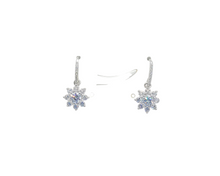 Charger l&#39;image dans la galerie, Sterling Silver Faceted Flower Shape Stone Earring
