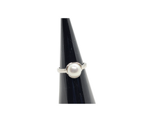 Charger l&#39;image dans la galerie, Sterling Silver Pearl ring
