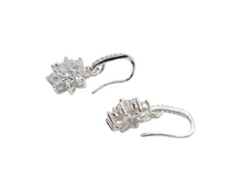 Charger l&#39;image dans la galerie, Sterling Silver Faceted Flower Shape Stone Earring
